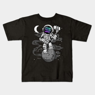 Astronaut Selfie Solana Coin To The Moon Crypto Token Cryptocurrency Wallet Birthday Gift For Men Women Kids Kids T-Shirt